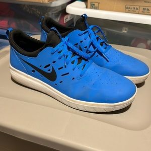 Nike men’s size 12 shoe